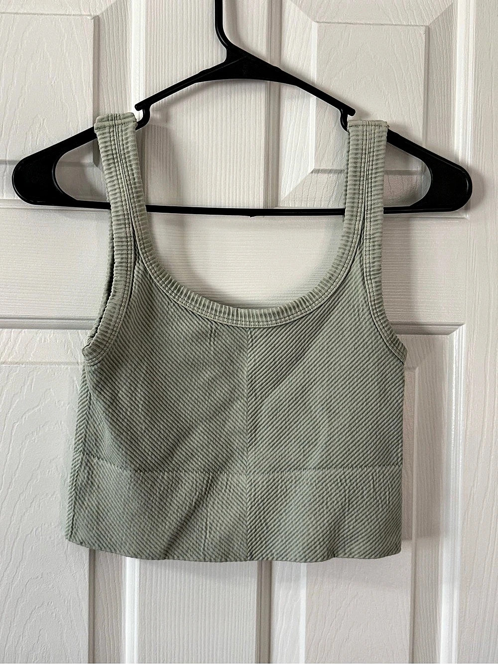 Basic Ribbed Cropped Athletic Top - Picture 2 of 6
